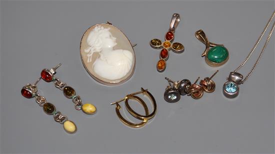 Mixed jewellery including a yellow metal mounted cameo brooch, a pair of 9ct two colour gold ear studs, 9ct gold pendant etc.